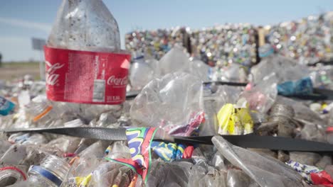 Nahaufnahme-Einer-Flasche-Coca-Cola,-Die-Aus-Einem-Ballen-Plastikflaschen-Auftaucht-Und-Zum-Recycling-Bereit-Ist