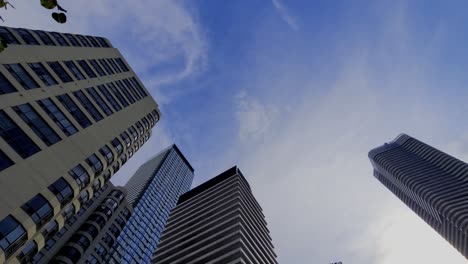 Yonge-Y-Wellesley-En-El-Centro-De-Toronto,-Vista-De-Abajo-Hacia-Arriba-De-La-Ciudad-Posmoderna-Con-Torres-De-Oficinas-Futuristas-Y-Condominios-Construidos-En-La-Mega-Ciudad-De-Ontario,-Canadá,-Como-La-Zona-De-Estar-Más-Destacada