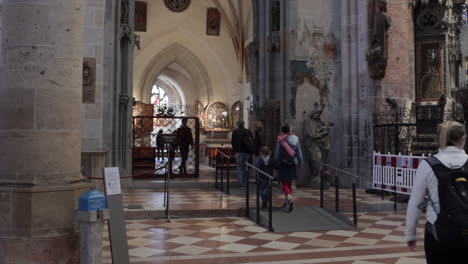 Gente-Caminando-Dentro-De-La-Iglesia-Luterana-De-Ulm-Minster-En-Baden-Wurttemberg,-Alemania