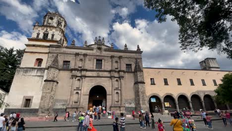 San-Juan-Bautista-parish,-left-to-right-frontal-timelapse-in-Coyoacan,-Mexico-City