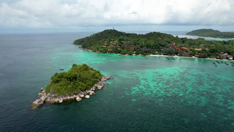Isla-De-Koh-Lipe,-Satun-Tailandia,-Con-Arrecifes-De-Coral-Y-Cielo-Nublado,-Agua-Turquesa-Del-Océano-Con-Arrecifes-De-Coral,-Antena