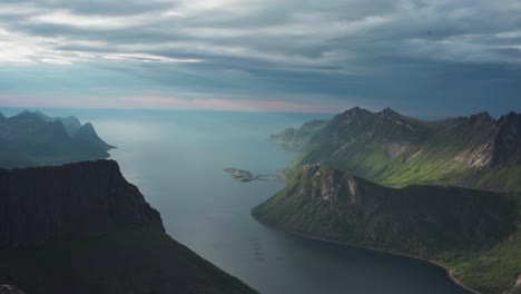 Vista-Aérea-Panorámica-Del-Pico-Grytetippen-Durante-El-Amanecer-En-Fjordgard,-Noruega