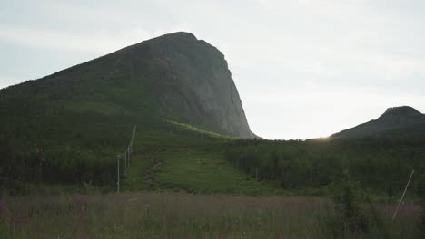 Caminata-Por-La-Montaña-En-El-Sendero-Hesten-En-Fjordgard,-Noruega-Durante-El-Amanecer