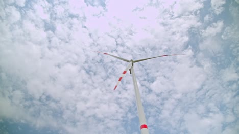 Windkraftanlage-Dreht-Sich-Mit-Wolken-Am-Himmel-Im-Hintergrund