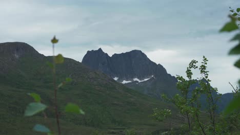 Montaña-De-Roca-Nevada-Del-Pico-Grytetippen-En-Fjordgard,-Noruega