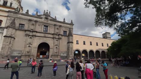 San-Juan-Bautista-parish,-timelapse-journey-from-right-to-left-in-Coyoacan,-Mexico-City