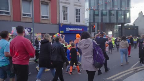 Mitglieder-Der-Öffentlichkeit-Und-Veranstaltungsbeamte-Bei-Einer-Gemeinschaftsparade-Durch-Die-Hauptstraße-Großbritanniens