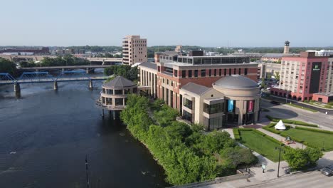 Grand-Rapids-öffentliches-Museum-Entlang-Des-Grand-River,-Grand-Rapids-Michigan,-USA