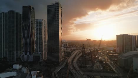 Moderne-Apartment-Wolkenkratzer-In-Der-Innenstadt-Von-Miami-Mit-Einer-Luftaufnahme-Während-Des-Sonnenuntergangs-In-Florida