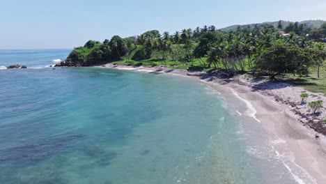 Meereswellen-An-Der-Küste-Von-Quemaito-Beach-Entlang-Der-Tropischen-Palmen-In-Barahona,-Dominikanische-Republik