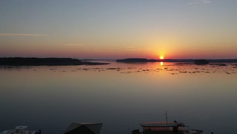 Wunderschöner-Sonnenuntergang-Am-See-An-Einem-Kleinen-Bootssteg