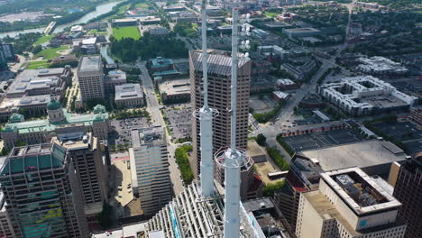 Vista-Aérea-Inclinada-Hacia-Atrás-Sobre-La-Torre-Salesforce,-En-La-Soleada-Indianápolis,-EE.UU.