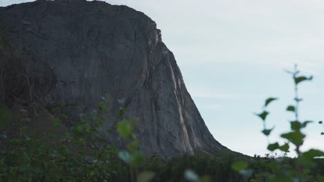 Massive-Felsgebirgslandschaft-An-Den-Wanderwegen-Auf-Den-Segla-Inseln,-Norwegen