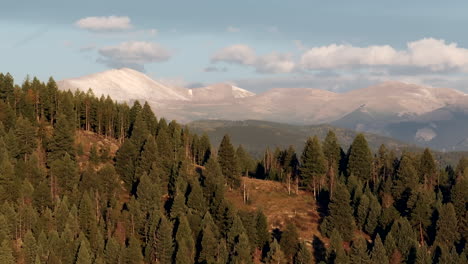 Erster-Schnee-Auf-Berggipfeln,-Mount-Blue-Sky,-Evans-Drohne-Aus-Der-Luft,-Filmische-Enthüllungsaufnahme-Aus-Immergrünem-Colorado,-Idaho-Springs,-Denver,-Sonnenaufgang,-Erstes-Licht,-Atemberaubender,-Gezoomter-Parallaxe,-Dramatischer-Kreis-Rechts