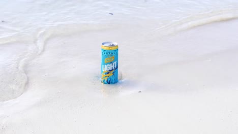 Este-Es-Un-Video-De-Una-Lata-De-Cerveza-Light-Kalik-En-La-Orilla-De-Una-Playa