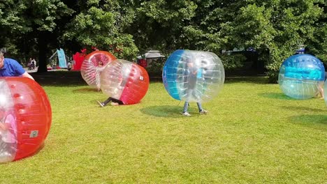 Los-Niños-En-Una-Enorme-Pelota-De-Fútbol-De-Burbujas-Luchan-Por-Ponerse-De-Pie.-Juegos-Inflables-Al-Aire-Libre.