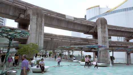 BTS-Skytrain-with-Traffic-sky-walk-area-connects-Siam-Discovery-department-store-and-MBK-Center-over-the-Pathumwan-Intersection-in-evening,-Bangkok-Thailand