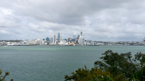 Horizonte-De-La-Ciudad-De-Auckland-A-Través-Del-Puerto-Con-Vistas-Panorámicas-Del-Centro-De-La-Ciudad,-Nueva-Zelanda