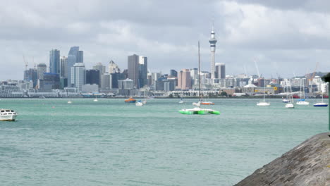 Blick-Auf-Den-Hafen-Der-Stadt-Auckland-Auf-Den-Sky-Tower-In-Der-Innenstadt-über-Das-Türkisfarbene-Wasser-Mit-Booten,-Neuseeland
