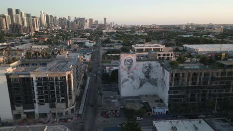 Antena-Del-Distrito-De-Arte-De-Wynwood-Con-Arte-Callejero-En-Un-Edificio-Moderno-De-Rascacielos