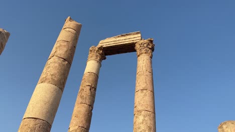 Statuen-Der-Zitadelle-Von-Amman-–-Künstlerische-Details-Aus-Stein