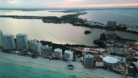 Luftaufnahmen-Der-Hotelzone-Der-Riviera-Maya-In-Cancún,-Mexiko,-Mit-Drohnenaufnahmen-Von-Tropischen-Weißen-Sandstränden-Am-Luxusresort