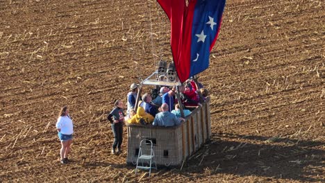 Die-Drohne-Umkreist-Einen-Heißluftballon-Mit-Amerikanischer-Flagge,-Lancaster-County,-Pennsylvania,-USA