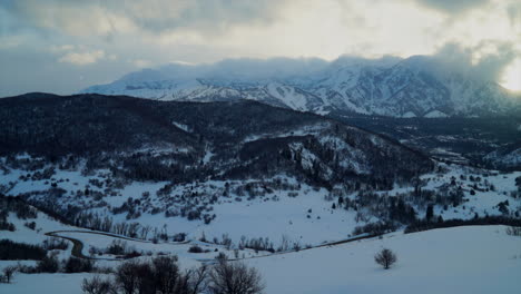Winterwunderland-Zeitraffer-Utahs-Schneebecken-Ski-Snowboard-Resort-Berglandschaft-Nachmittagssonnenuntergang-Wolken-Auf-Dem-Gipfel-Nebel-Schnee-Schneit-Goldene-Stunde-Gefrorene-Straßenlandschaft-Malerisches-Epos-Ikon-Pass