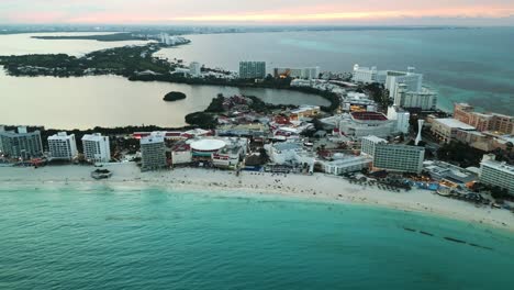 Vista-Aérea-De-Cancún-Al-Atardecer-Zona-Hotelera-México-Resorts-De-Lujo-Y-Playa-Caribeña-Tropical-Azul-Turquesa