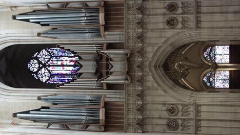 Vista-Vertical-De-Gente-Caminando-En-El-Extremo-Oeste-De-La-Catedral-De-Ulm-Con-órgano-Y-Vidriera-En-Alemania