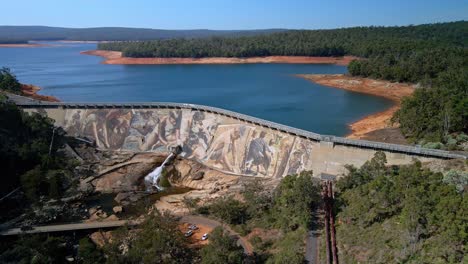 Luftaufnahme-über-Dem-Wasserkraftwerk-Wellington-Dam,-Collie,-Westaustralien---Dolly,-Drohnenaufnahme