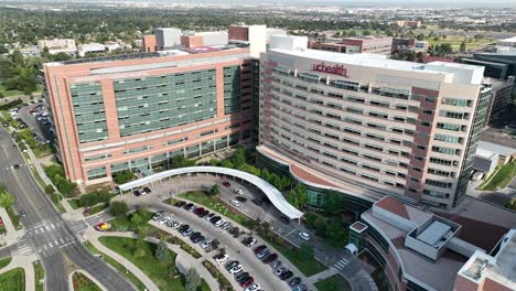 Drone-establishing-shot-of-UCHealth-Anschutz-Inpatient-Pavilion,-Aurora