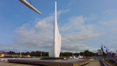 La-Ciudad-De-Waterford,-Irlanda,-Obras-De-Arte-En-Los-Muelles-En-Una-Cálida-Mañana-De-Verano