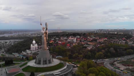 Madre-Urkaine,-Murmurar-Urkaine,-Monumento,-Estatua,-Hermoso,-Kiev,-Urkaine,-Cine,-Centro-De-La-Ciudad,-Paz