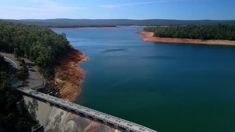 Vista-Aérea-Sobre-El-Mural-De-La-Presa-De-Wellington,-Collie,-Australia-Occidental:-Revelación-Hacia-Atrás,-Disparo-De-Drone