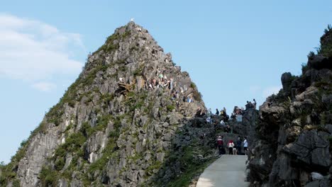 Menschen-Erleben-Das-Abenteuer-Und-Die-Schönheit-Des-Skywalk-Versuchs-Im-Bezirk-Ha-Giang