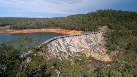 Luftaufnahme-über-Dem-Wasserkraftwerk-Wellington-Dam,-Collie,-Westaustralien---Aufsteigend,-Drohnenaufnahme