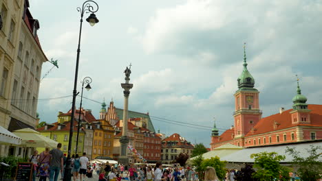 Central-tourist-spot-in-Warsaw---the-Royal-Castle-and-Sigismund's-Column---a-sunny-day-in-the-capital-of-Poland