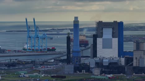 Große-PO-Fähre,-Die-Am-Künstlichen-Hafen-Von-Maasvlakte,-Niederlande,-Vorbeifährt