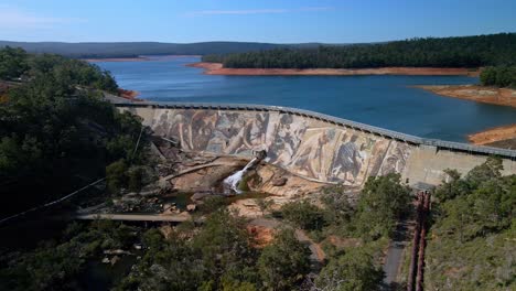 Luftaufnahme-über-Dem-Wasserkraftwerk-Wellington-Dam,-Collie,-Westaustralien---Umlaufbahn,-Drohnenaufnahme