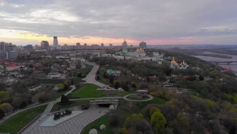 Kiew,-Kirche,-Kapelle,-Dnepr,-Stadt,-Skyline,-Ukraine,-Frieden,-Sonnensitz,-Schön,-Kino