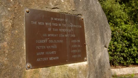 memorial-plaque-to-the-workers-who-died-constructing-the-Carsington-Water-reservoir