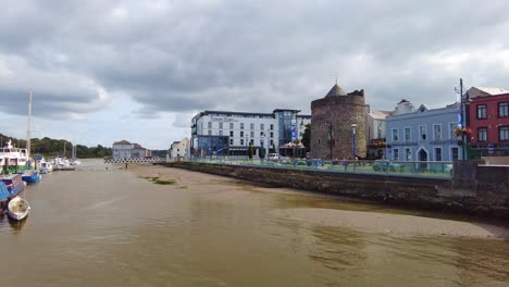 Waterford-City-Centre-Reginalds-Tower-Am-Kai-An-Einem-Sommermorgen