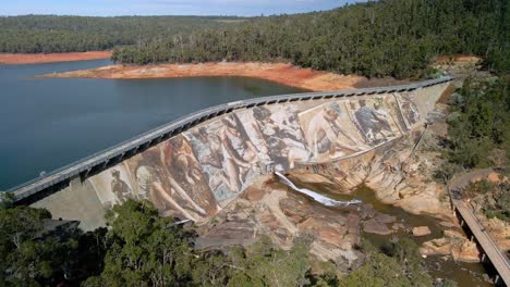 Luftaufnahme-über-Dem-Wasserkraftwerk-Wellington-Dam,-Collie,-Westaustralien---Absteigend,-Drohnenaufnahme