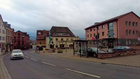 Klingenberg-Am-Main,-Sparkasse,-Stadt,-Hyperlapse,-Autos,-Wein,-Bereich,-Main,-Kino,-Dokumentarfilm