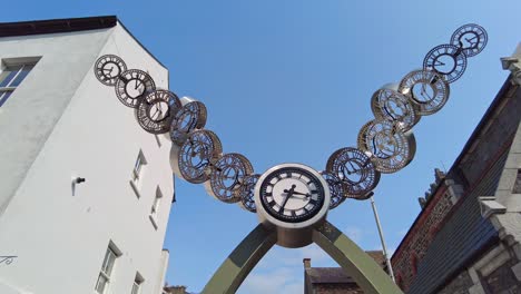 Uhrwerk-Im-Stadtzentrum-Von-Waterford,-Zeitlose-Kunst-In-Der-Altstadt-Der-Stadt-Im-Sommer