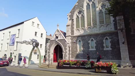 Museo-Del-Centro-De-La-Ciudad-De-Waterford,-Haga-Clic-En-El-Triángulo-Vikingo-En-Un-Brillante-Día-De-Verano