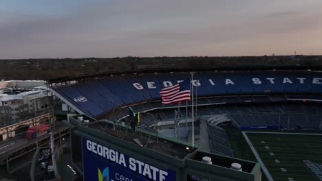 La-Toma-De-Un-Dron-Revela-El-Estadio-Vacío-Del-Estado-De-Georgia-Con-La-Bandera-Estadounidense-Ondeando-Al-Atardecer