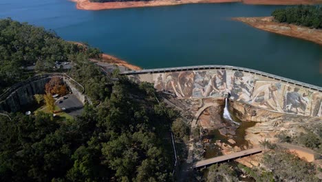 Aerial-view-of-cars-in-carpark-at-Wellington-Dam-Hydro-Power-Station,-Collie,-Western-Australia---orbit,-drone-shot