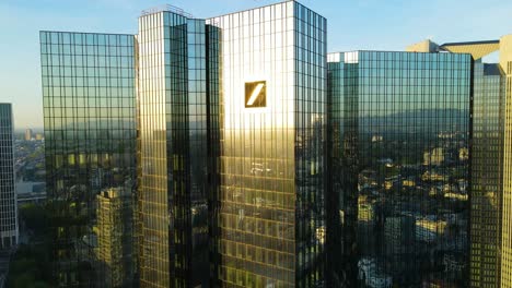 Deutsche-Bank,-Werbung,-Perfekte-Aufnahme,-Sonne,-Leaks,-Logo,-Schön,-Dokumentarfilm,-Kino,-Großartig